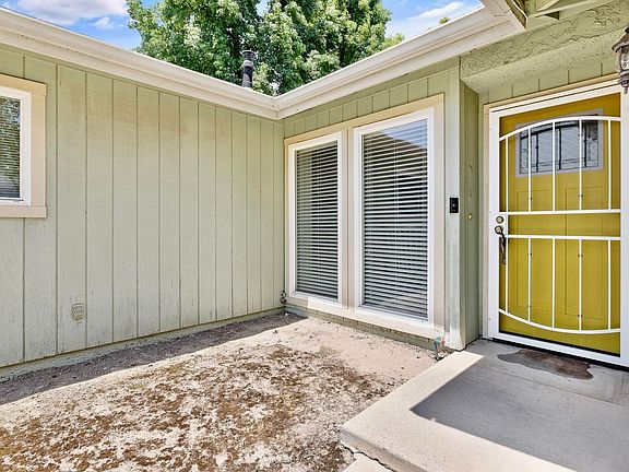 2nd image of 946 E Cambridge Avenue