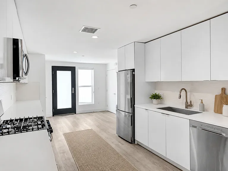 11700 Magnolia Blvd #209 — Photo 4