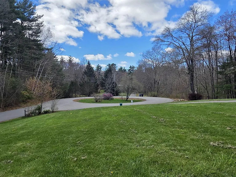 15 Bonnie Ln #R — Photo 2