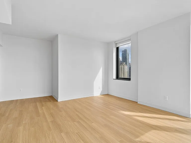 Columbus Cir #S35C — Photo 5