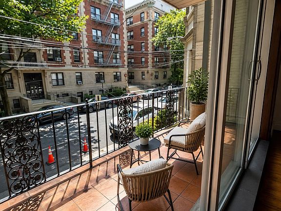 2nd image of 1314 Bloomfield St #2