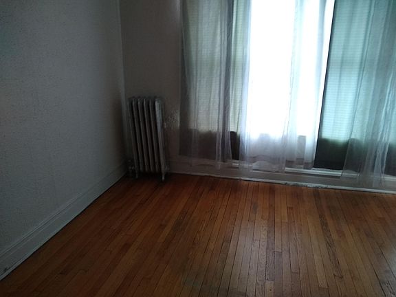 5th image of 1049 Chicago Ave #2W