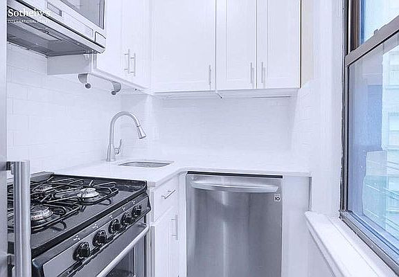 4th image of 162 W 56th St APT 901