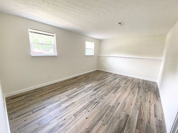 3rd image of 8836 Minturn Ct