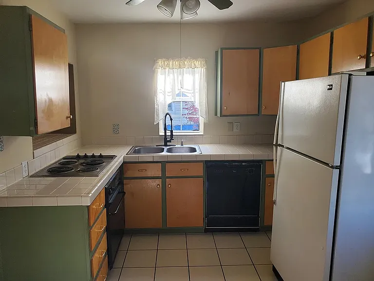 2049 N Benton Ave — Photo 10