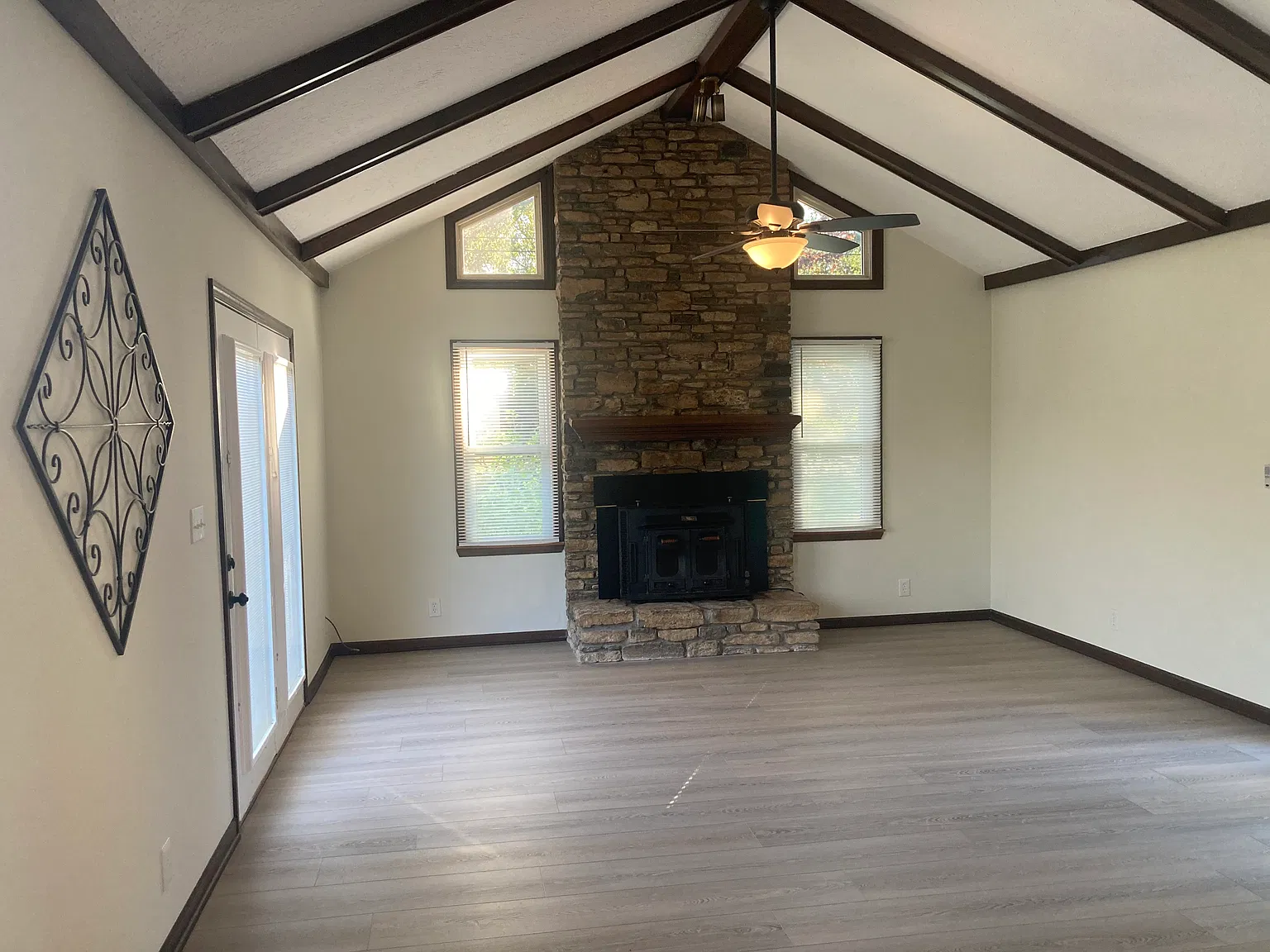 3 bed, 1.5 bath, 1320 sqft, $1,850 — Photo 3