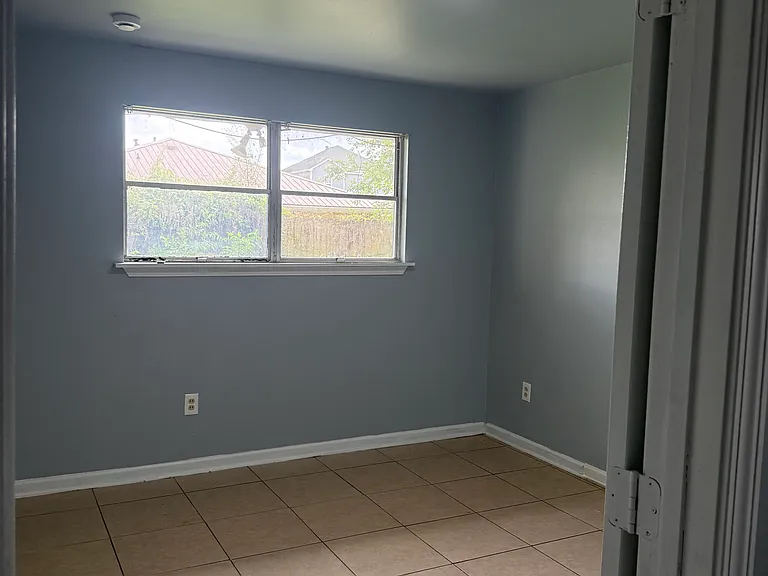 4437 Shalimar Dr — Photo 3