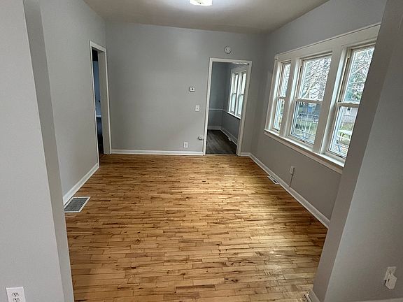3rd image of 40 Moulson St