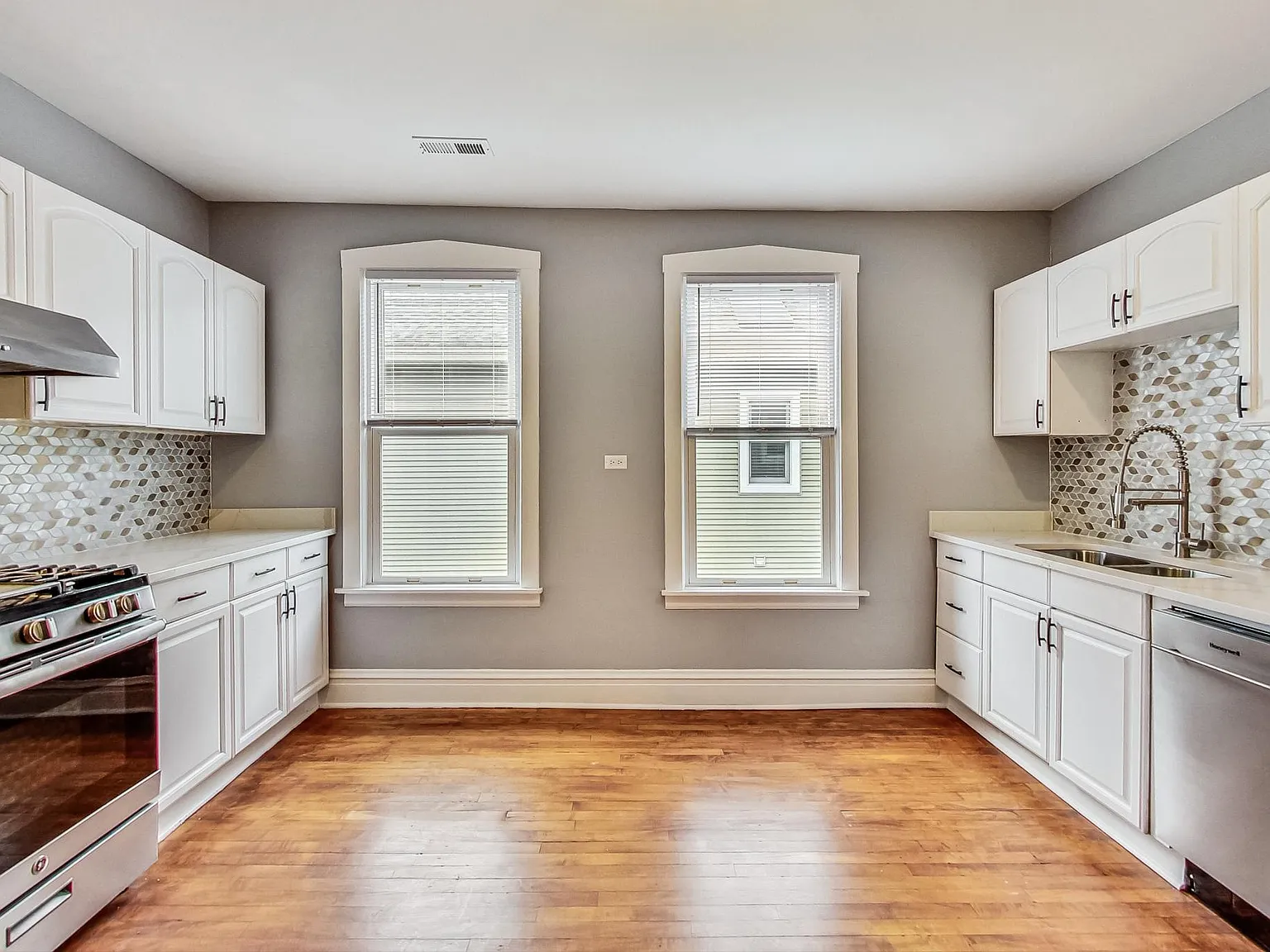 2 bed, 1.0 bath, 1060 sqft, $2,200 — Photo 3