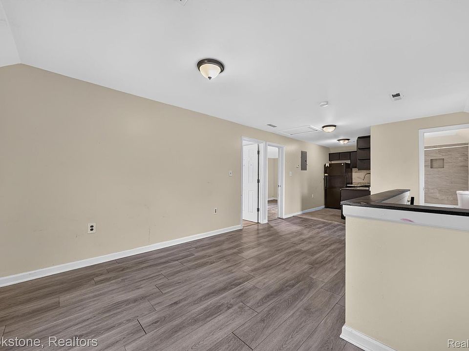 132 E Howard St, photo 25
