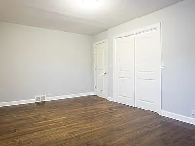 2910 W Touhy Ave — Photo 4