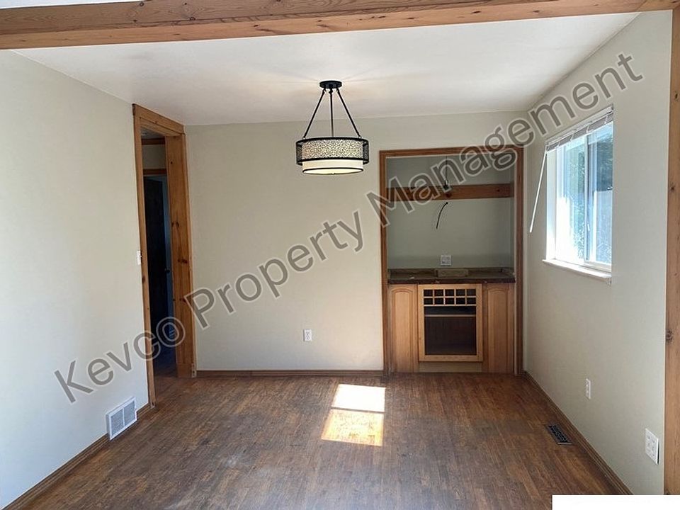 1st image of 1400 Hillcrest Dr