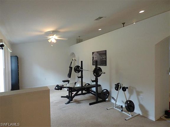 5th image of 124 Carey Ave S