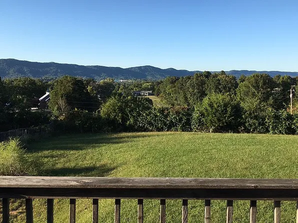 176 Hollifield Dr, Jacksboro, TN 37757