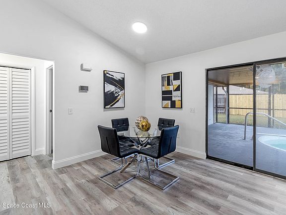 4th image of 860 Honeysuckle Dr