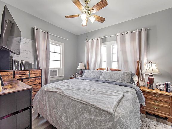 5th image of 526 Louise St
