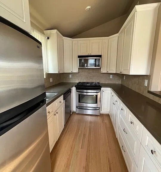 8503 Lilienthal Ave — Photo 10