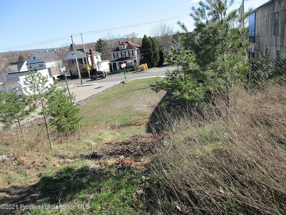 2nd image of 1322 Main St