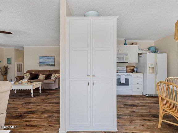 4th image of 703 Dogwood Drive