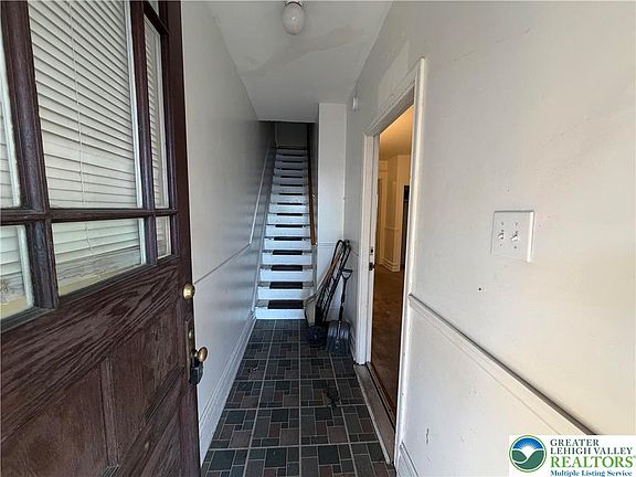 4th image of 1144 W Allen St