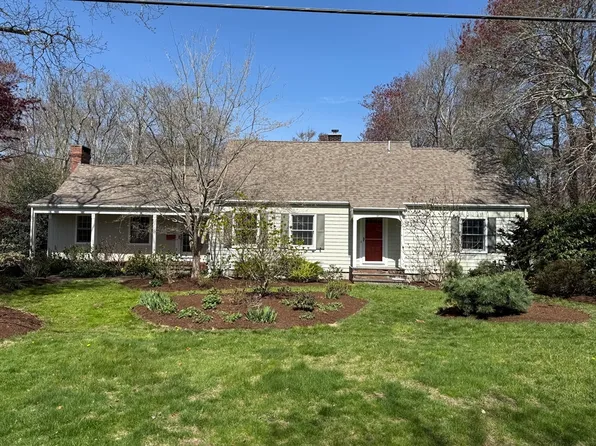 21 Memorial Ave, Dartmouth, MA 02748