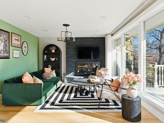 5th image of 21 Skyview Rd