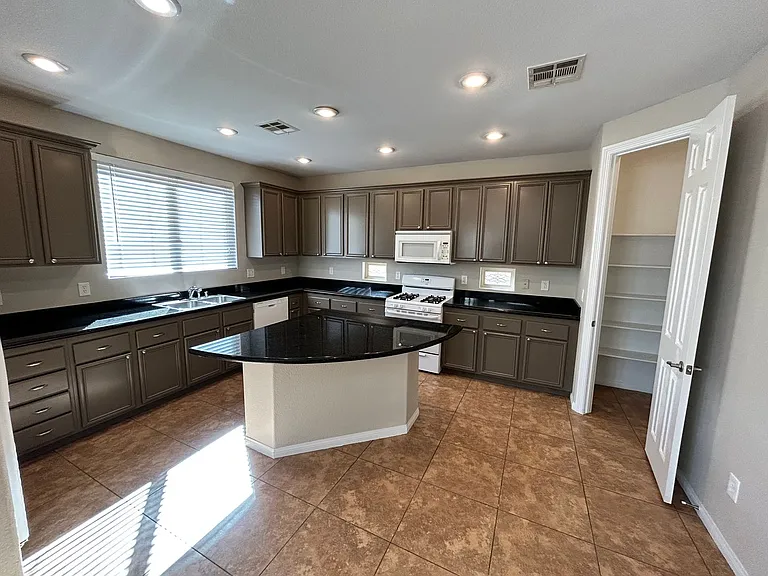 10743 Knickerbocker Ave — Photo 3