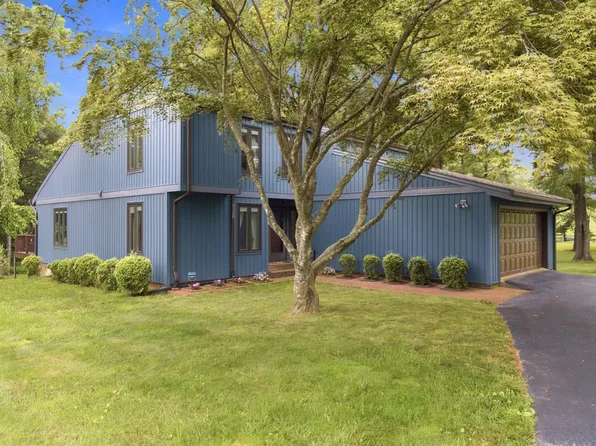 607 Wellington Dr, Forest, VA 24551