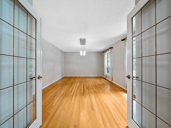 5th image of 224 Varsity Cres NW
