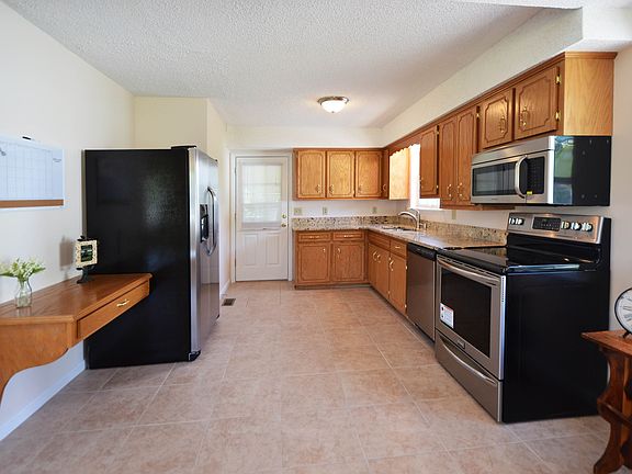 5th image of 270 Thorne Ct
