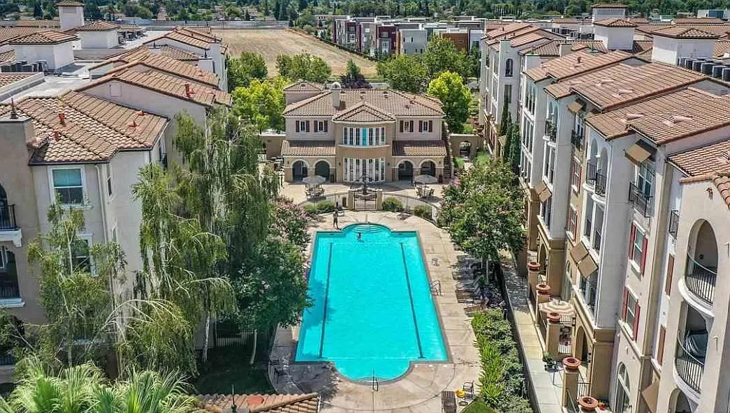 2 bed, 2.5 bath, 1298 sqft, $3,375 — Photo 1