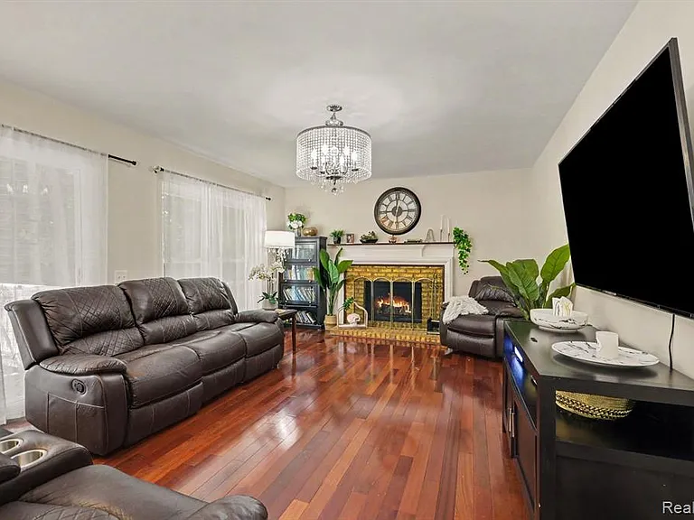 425 Thornridge Ct — Photo 11