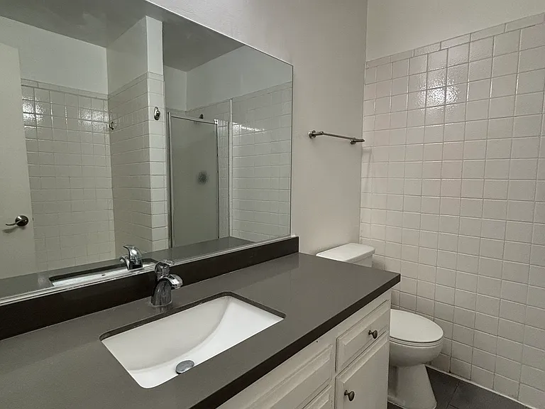 2042 N Beachwood Dr #4 — Photo 8