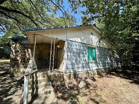 2nd image of 702 Edgewood Pl