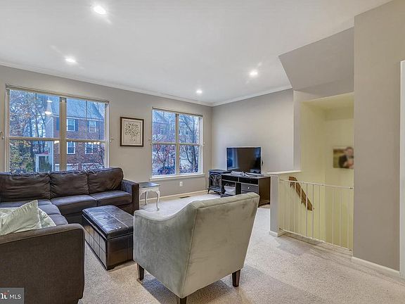 Huge living/dining room combo, recessed lighting!