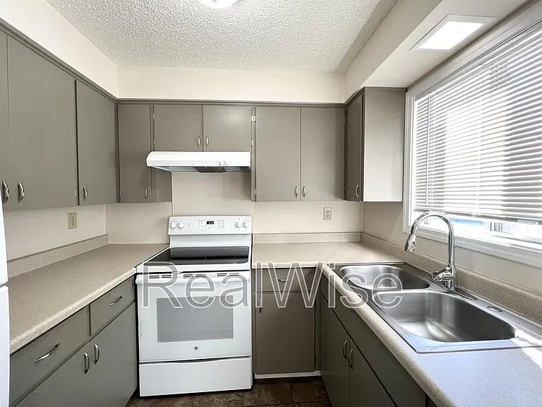 213 NE 7th St — Photo 10