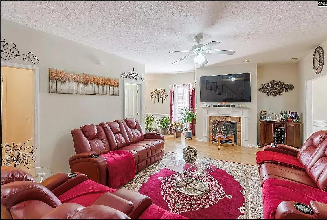 4 bed, 2306 sqft, $2,800 — Photo 3