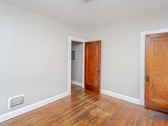 4th image of 4214 Kingsbury Ave