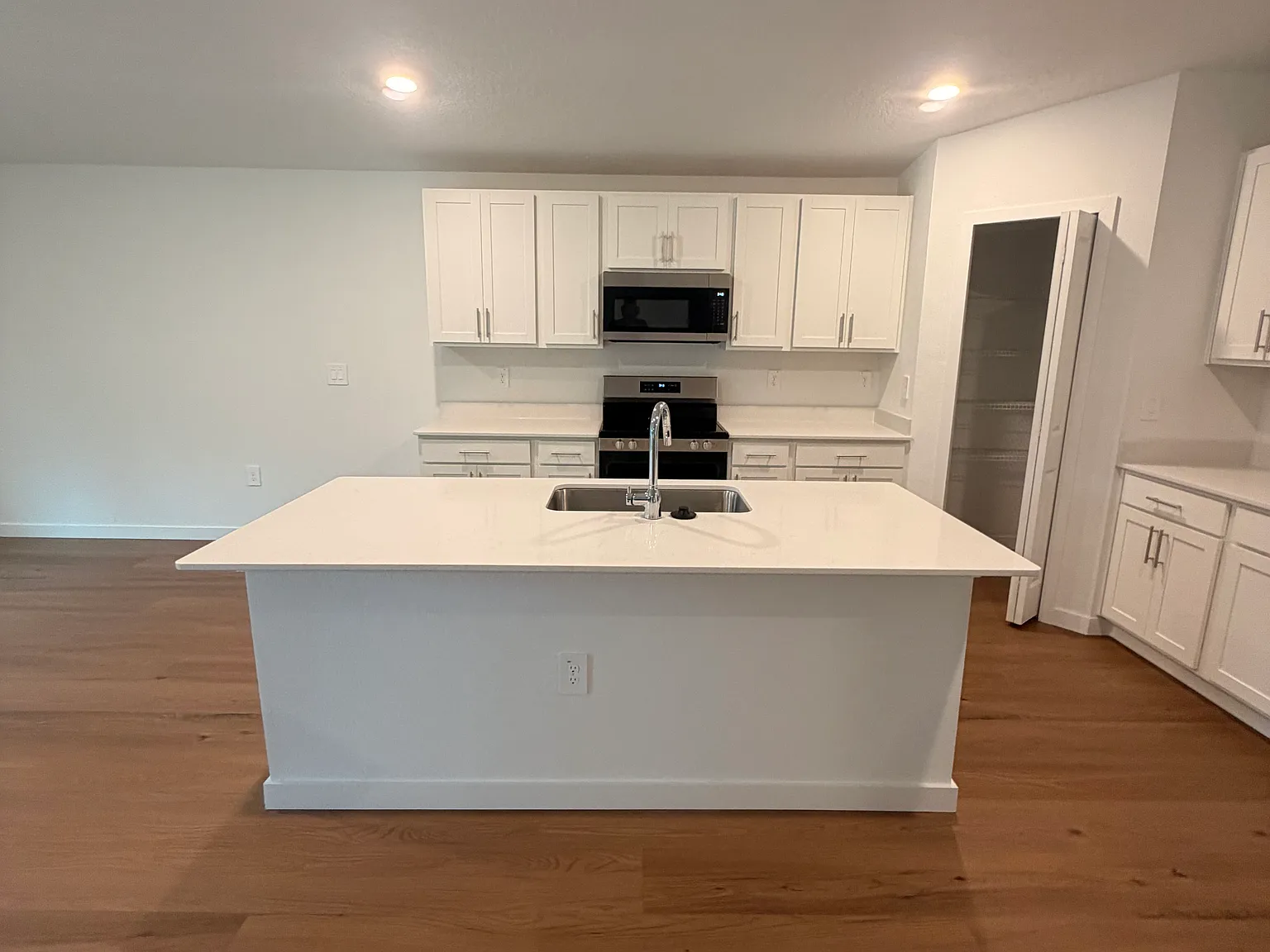 4 bed, 2202 sqft, $2,595 — Photo 3