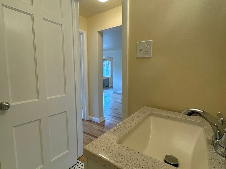 Don Edward Apartments — Photo 15