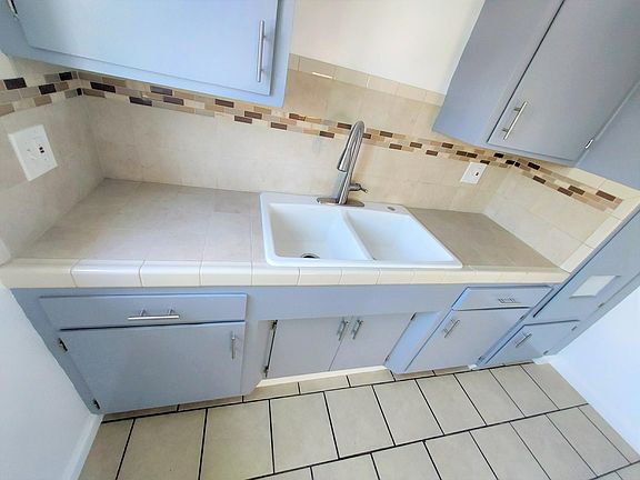 4th image of 835 W Beach Ave #6