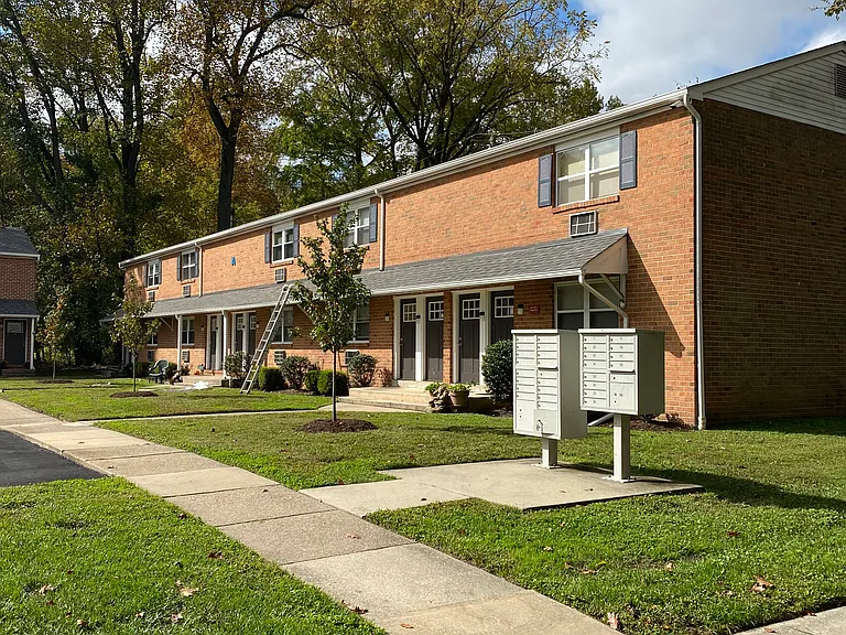 Lincoln Court Apartments — Photo 2