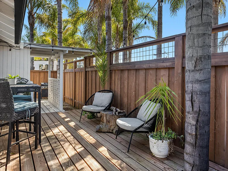 Los Cerritos Ln — Photo 32