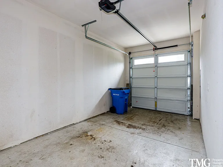 Garage, Backyard, 3 Bedroom - Now Leasing — Photo 25