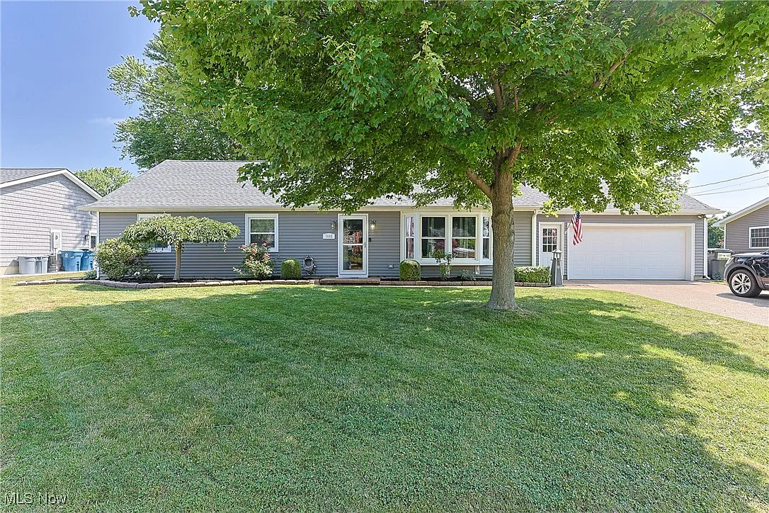 1602 Willow Dr photo 1
