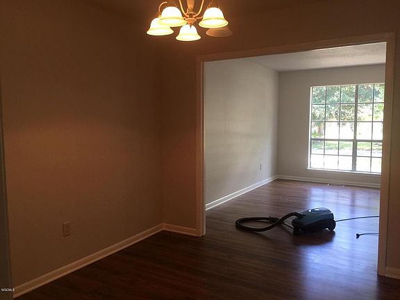 5th image of 3925 Sandridge Dr