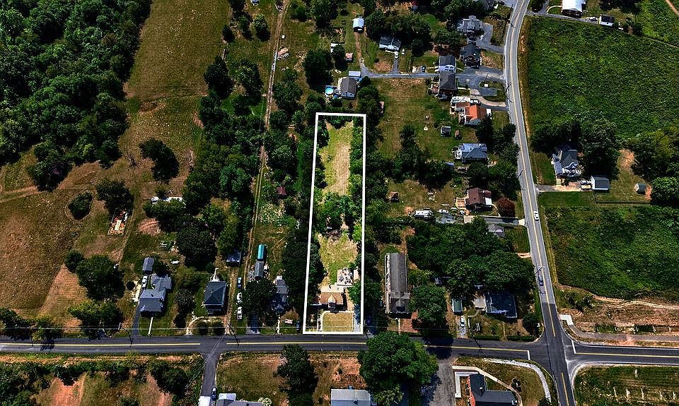 1st image of 304 N Oak Ln