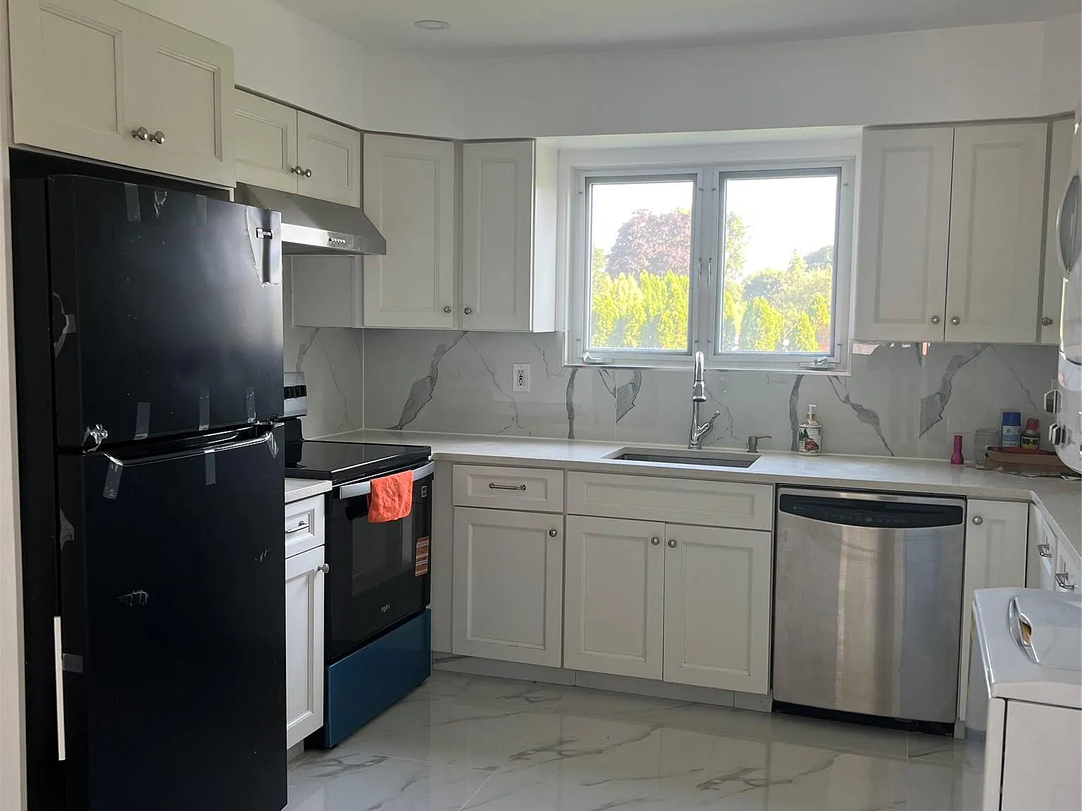 3 bed, 1.0 bath, 900 sqft, $3,200 — Photo 2