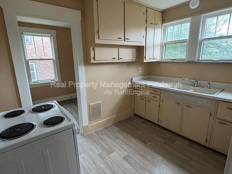 30 Sheridan Ave — Photo 6