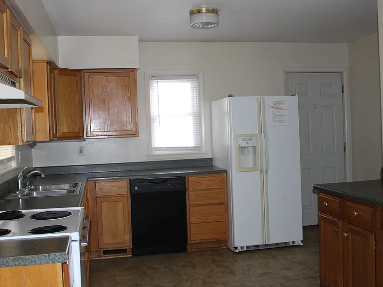 1332 Sutherland Ave — Photo 2